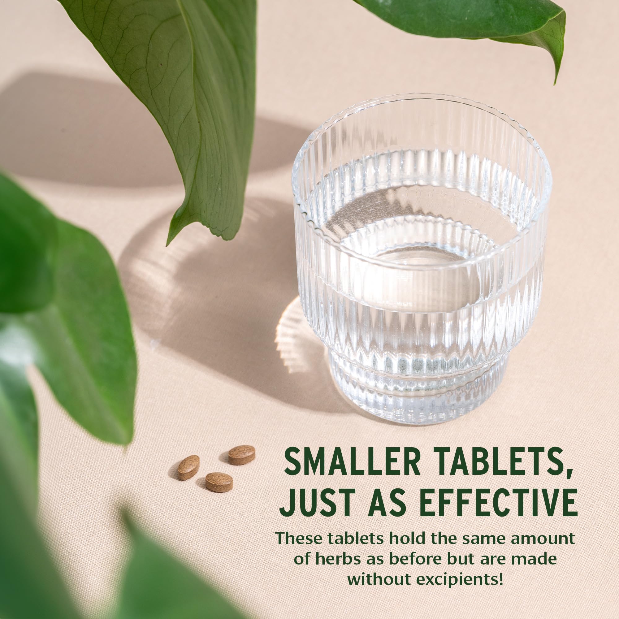 Banyan Botanicals Triphala Guggulu, verre avec tablettes en premier plan.