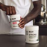 BARE PERFORMANCE NUTRITION Strong Greens rend la préparation rapide et votre routine matinale plus concentrée.