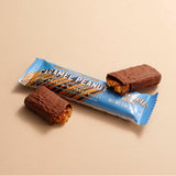 Barebells barre végétale cacahuète caramel en mouvement, snack pratique pendant les trajets.