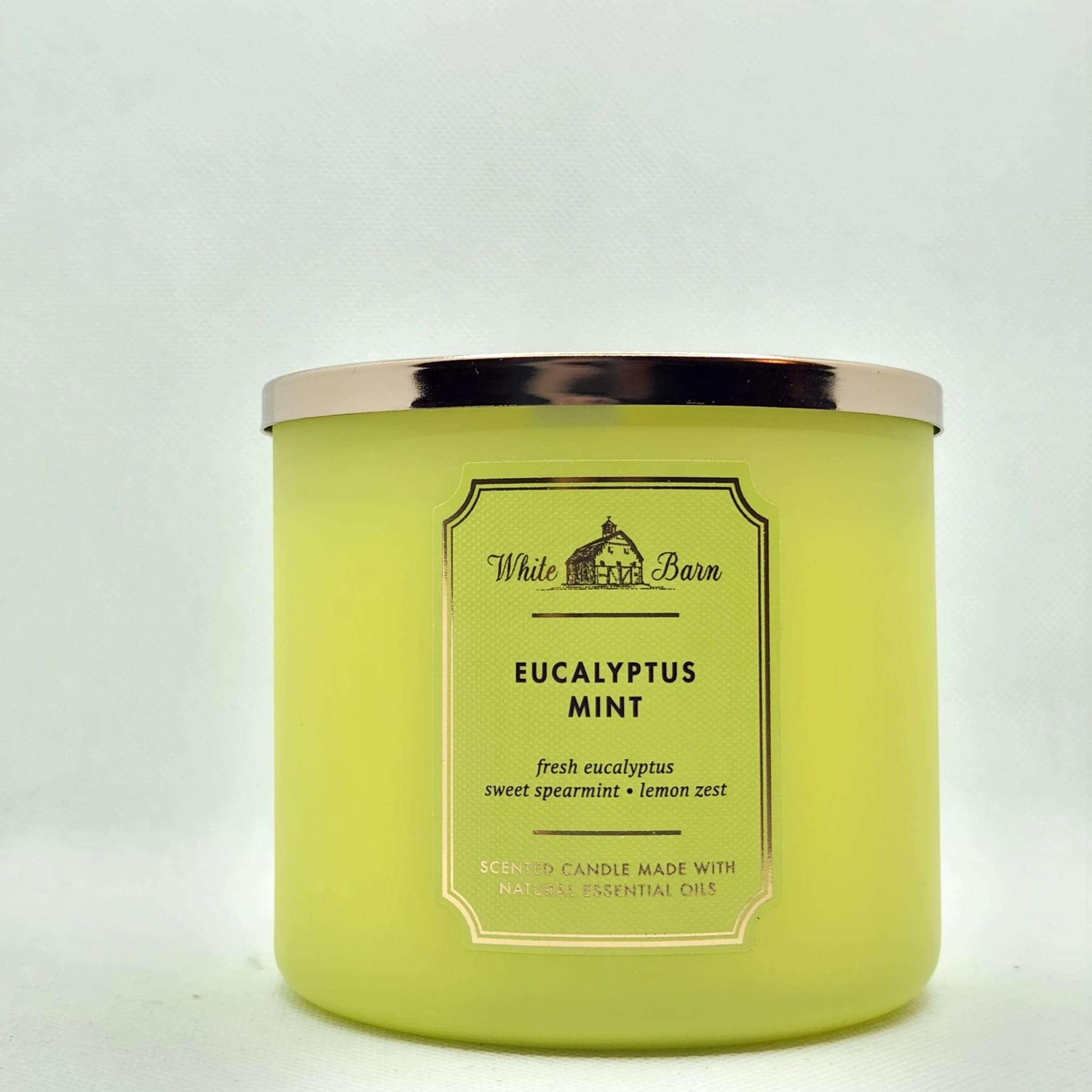Bougie Bath & Body Works White Barn 3 mèches emballage rafraîchissant pour ambiance zen.