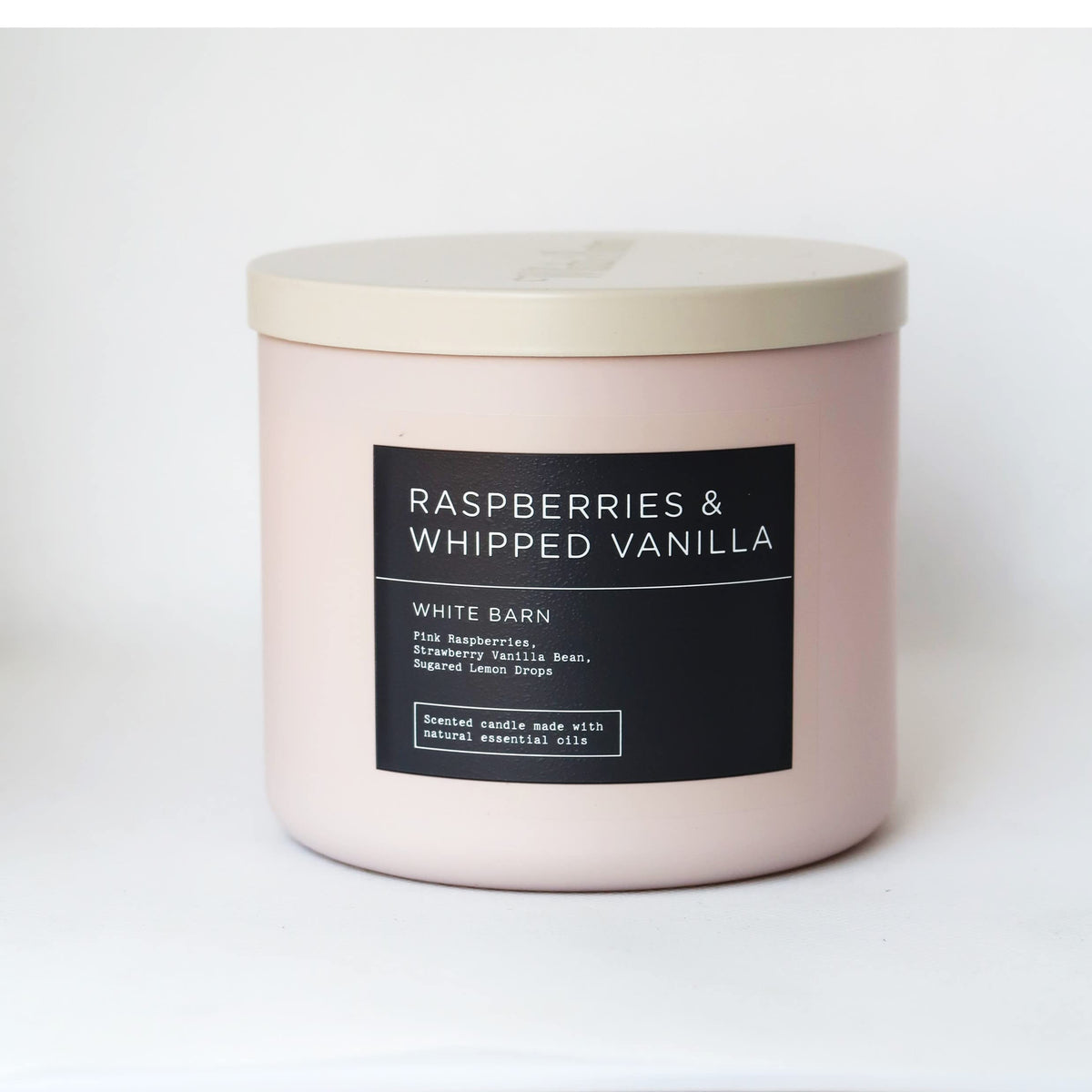 Bougie White Barn Bath and Body Works, focus framboises et vanille fouettée pour ambiance chaleureuse.