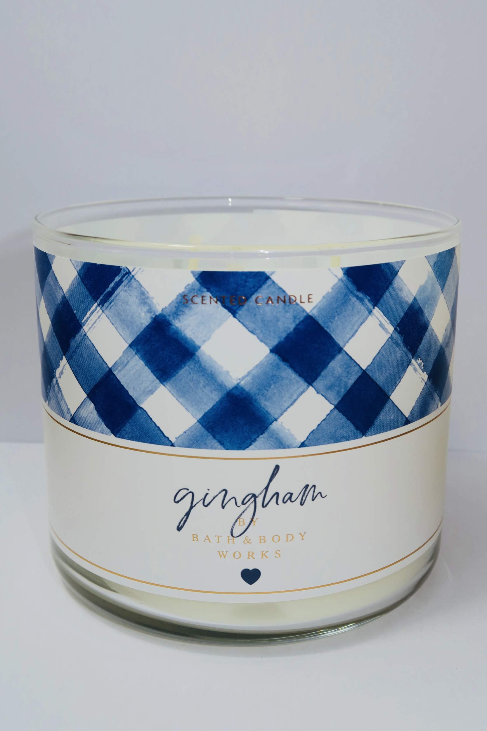 Bougie Bath & Body Works Gingham, notes freesia bleue et pêche, ambiance rafraichissante.