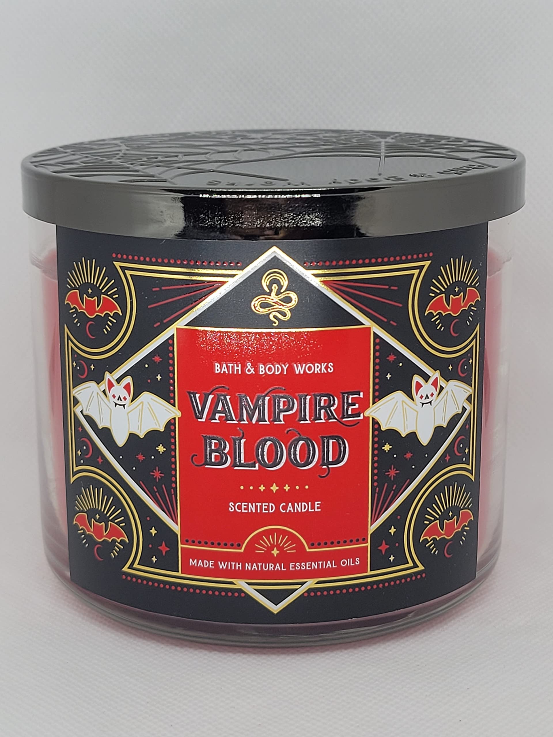 Bougie Vampire Blood Bath & Body Works, parfum riche avec diffusion homogène grâce à la triple mèche.