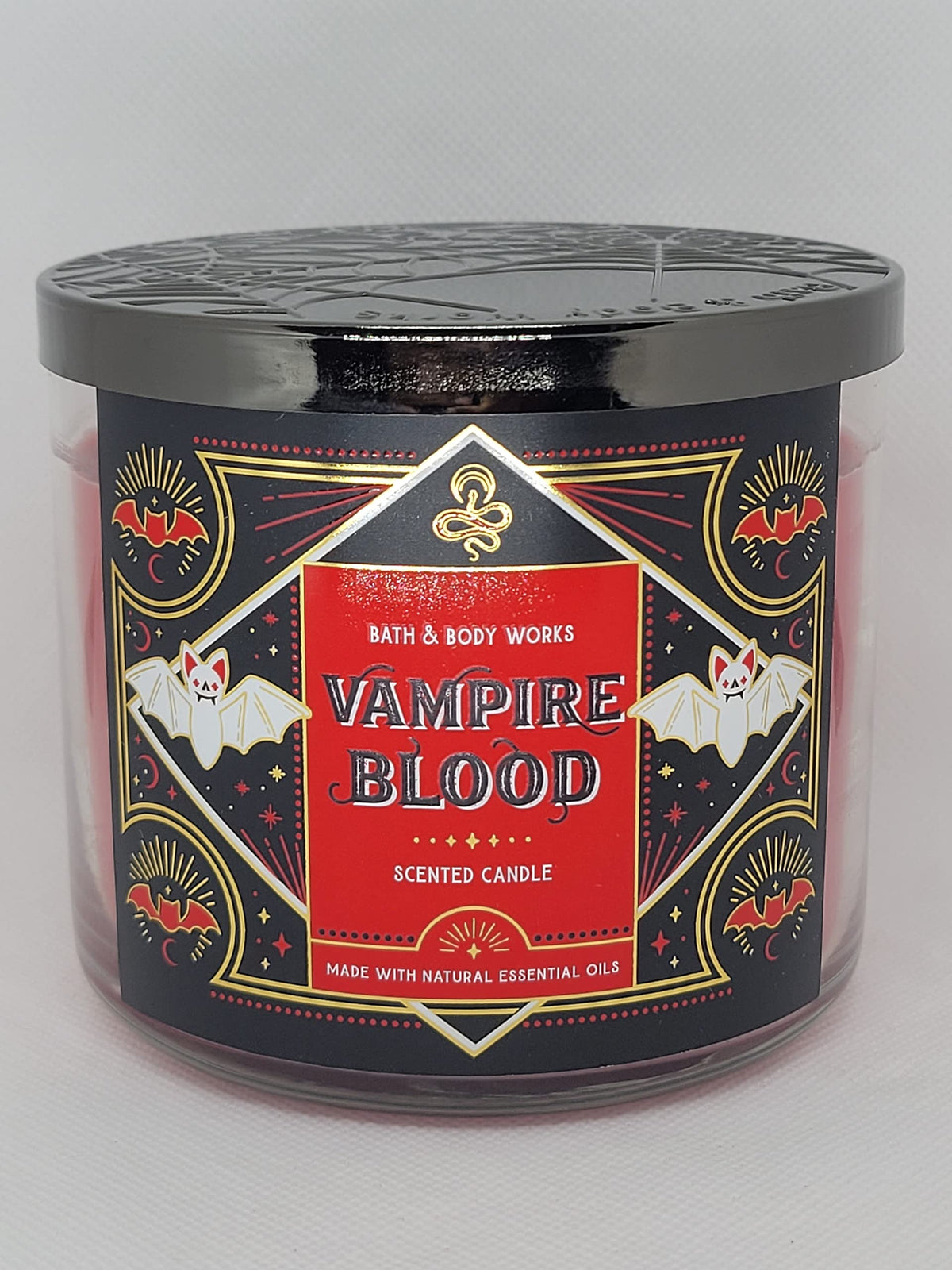 Bougie Vampire Blood Bath & Body Works, parfum riche avec diffusion homogène grâce à la triple mèche.
