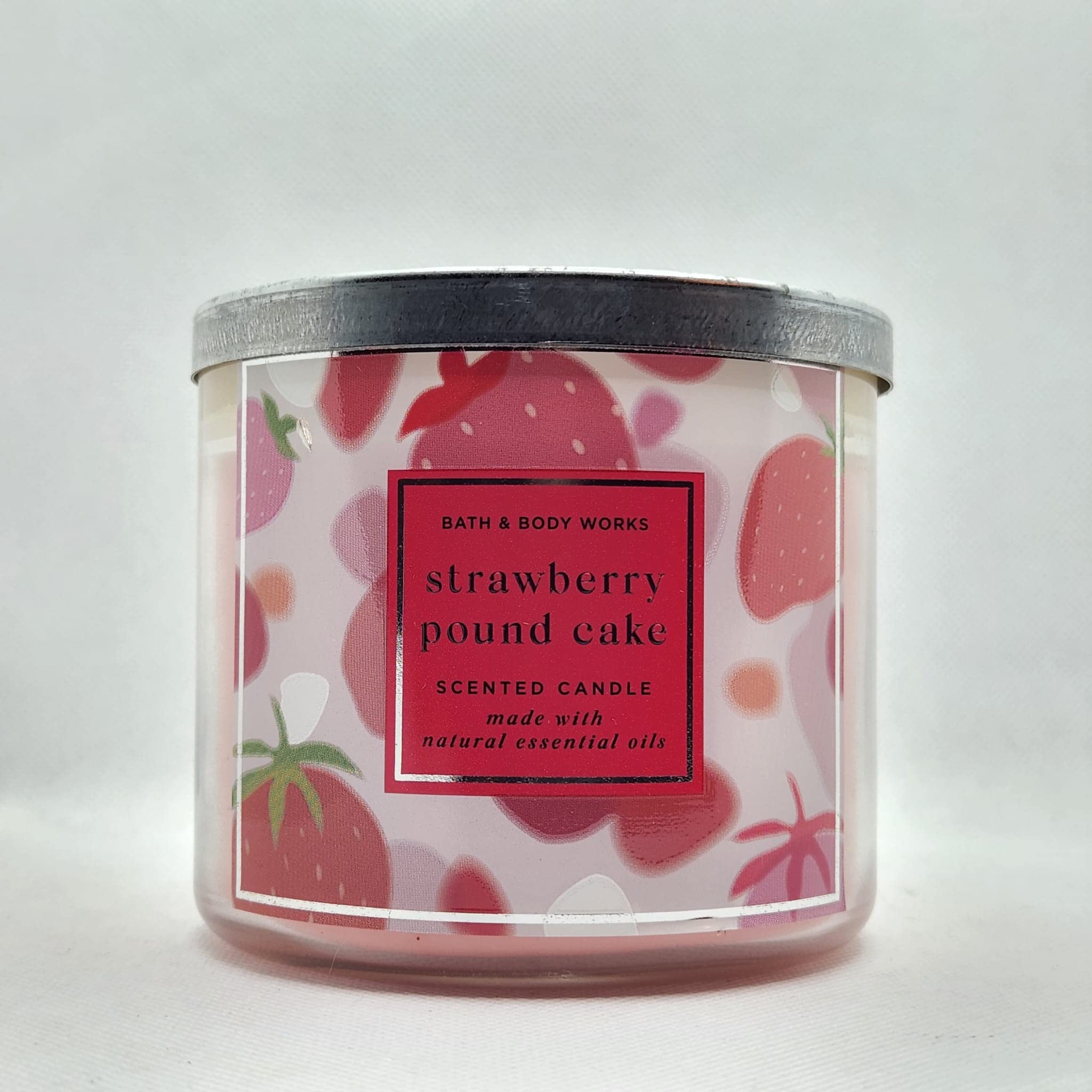 Bougie Bath & Body Works White Barn 3-Wick au parfum Gateau Fraise pour une ambiance printanière gourmande.