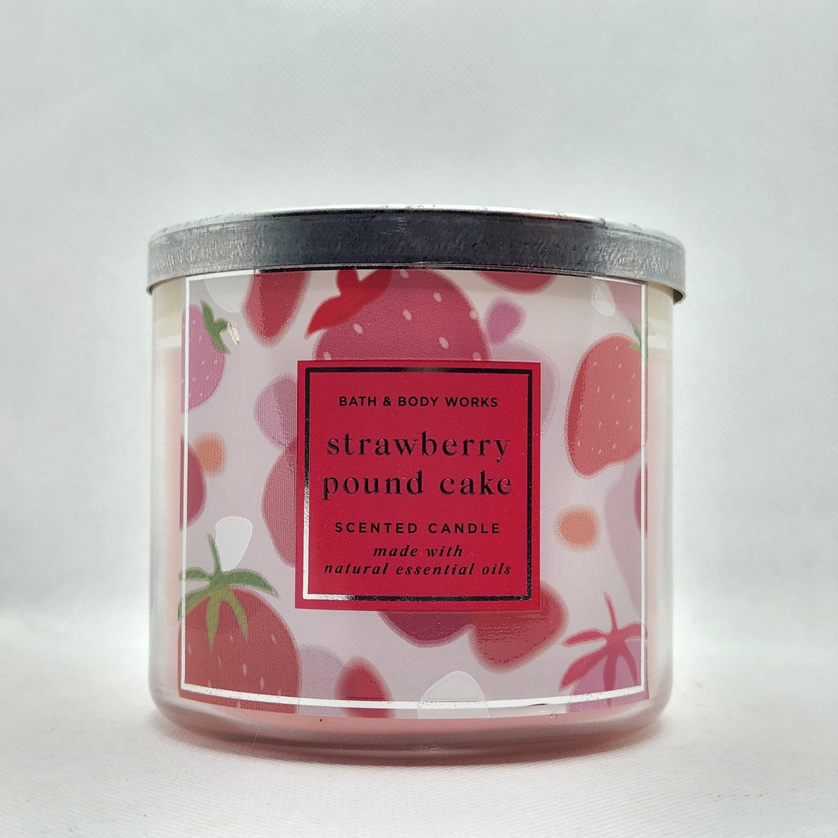 Bougie Bath & Body Works White Barn 3-Wick au parfum Gateau Fraise pour une ambiance printanière gourmande.