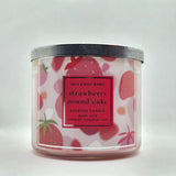 Bougie Bath & Body Works White Barn 3-Wick au parfum Gateau Fraise pour une ambiance printanière gourmande.