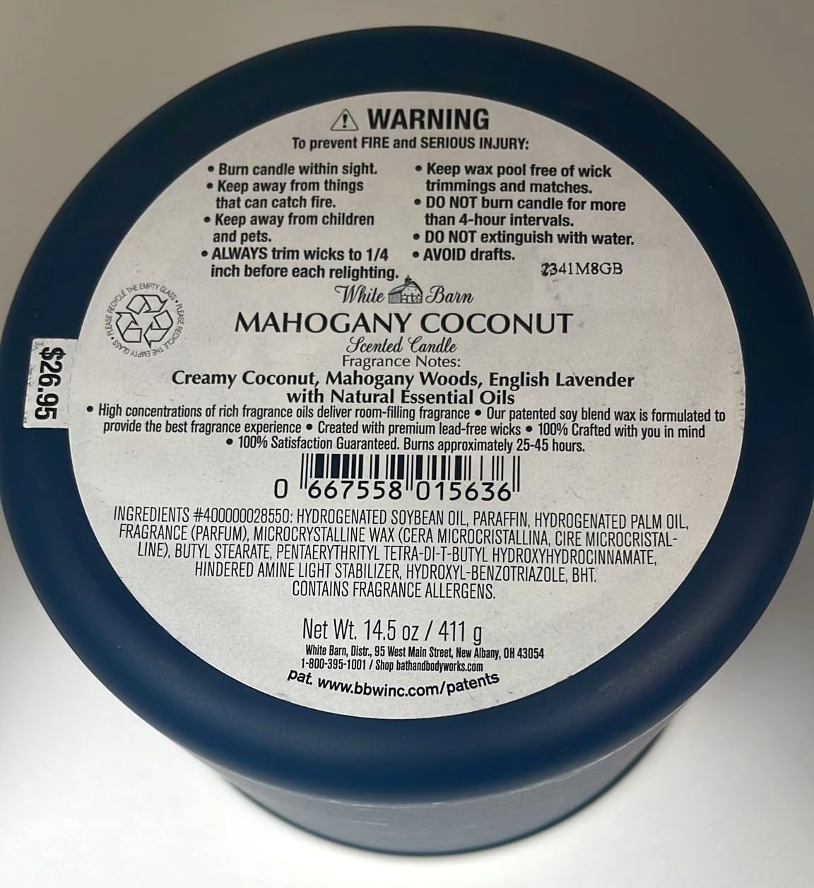 Étiquette variée sur la bougie White Barn mahogany-coconut, parfum subtil et enveloppant.