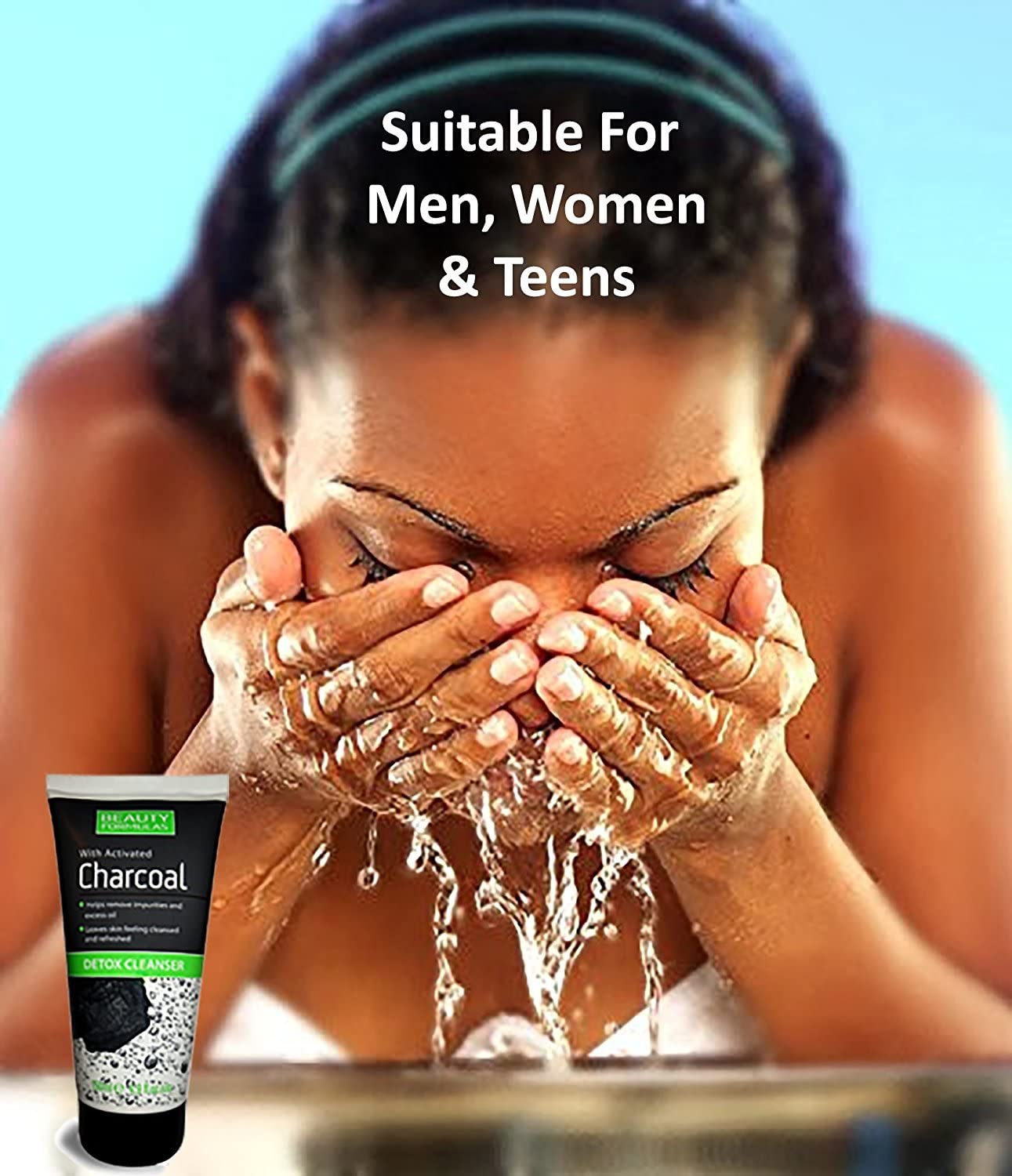 Beauty Formulas Charcoal Detox Cleanser – application en massage révélant un teint frais.