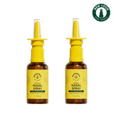 Pompe douce Beekeeper's Naturals Nasal Spray appliquant le spray facilement.