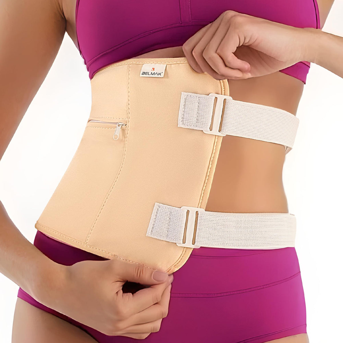 Wrap BELMAK autour du ventre avec huile de ricin, confort et stabilité.