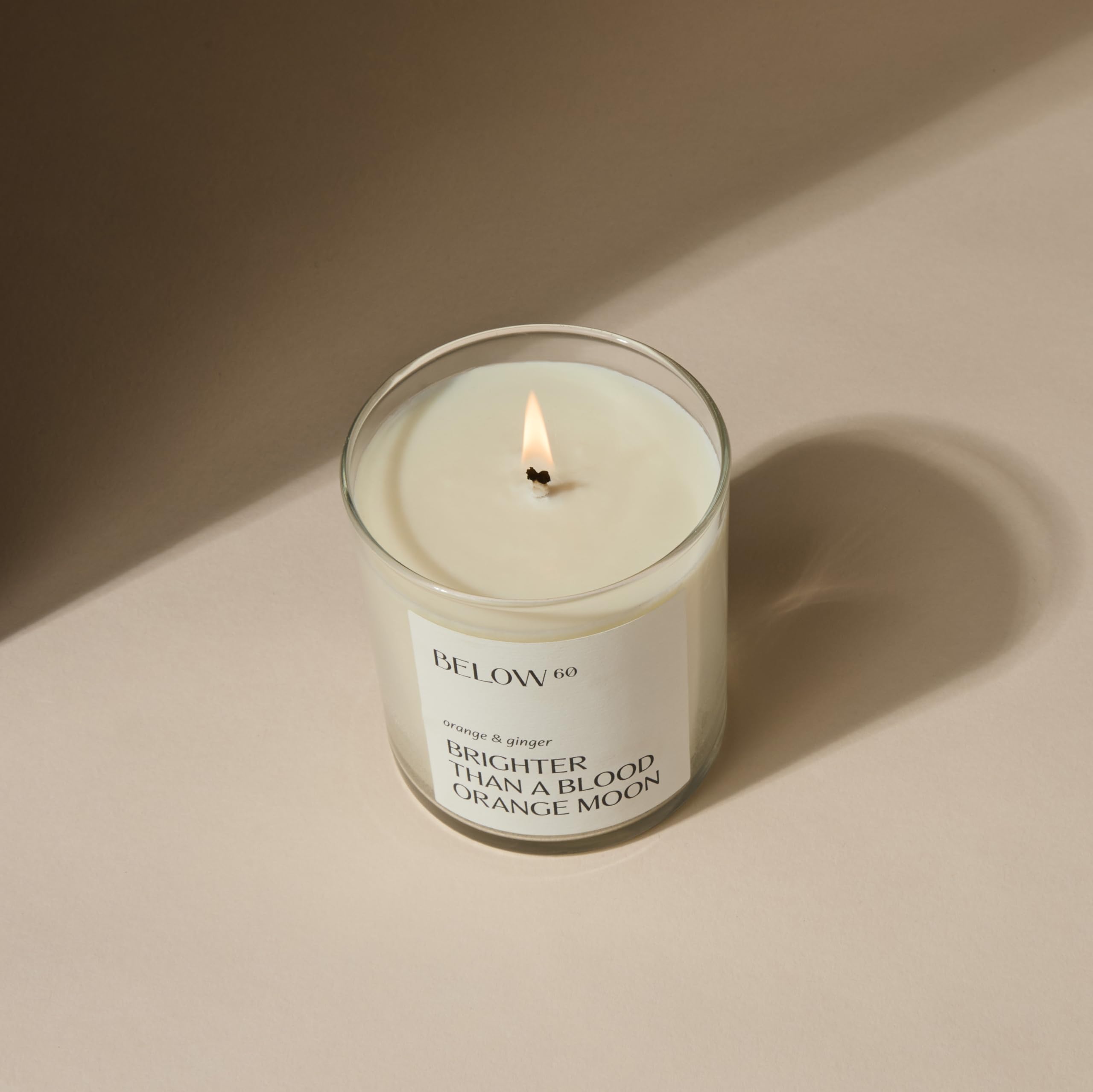 Ambiance lumineuse et parfum vivifiant avec la bougie Below 60.