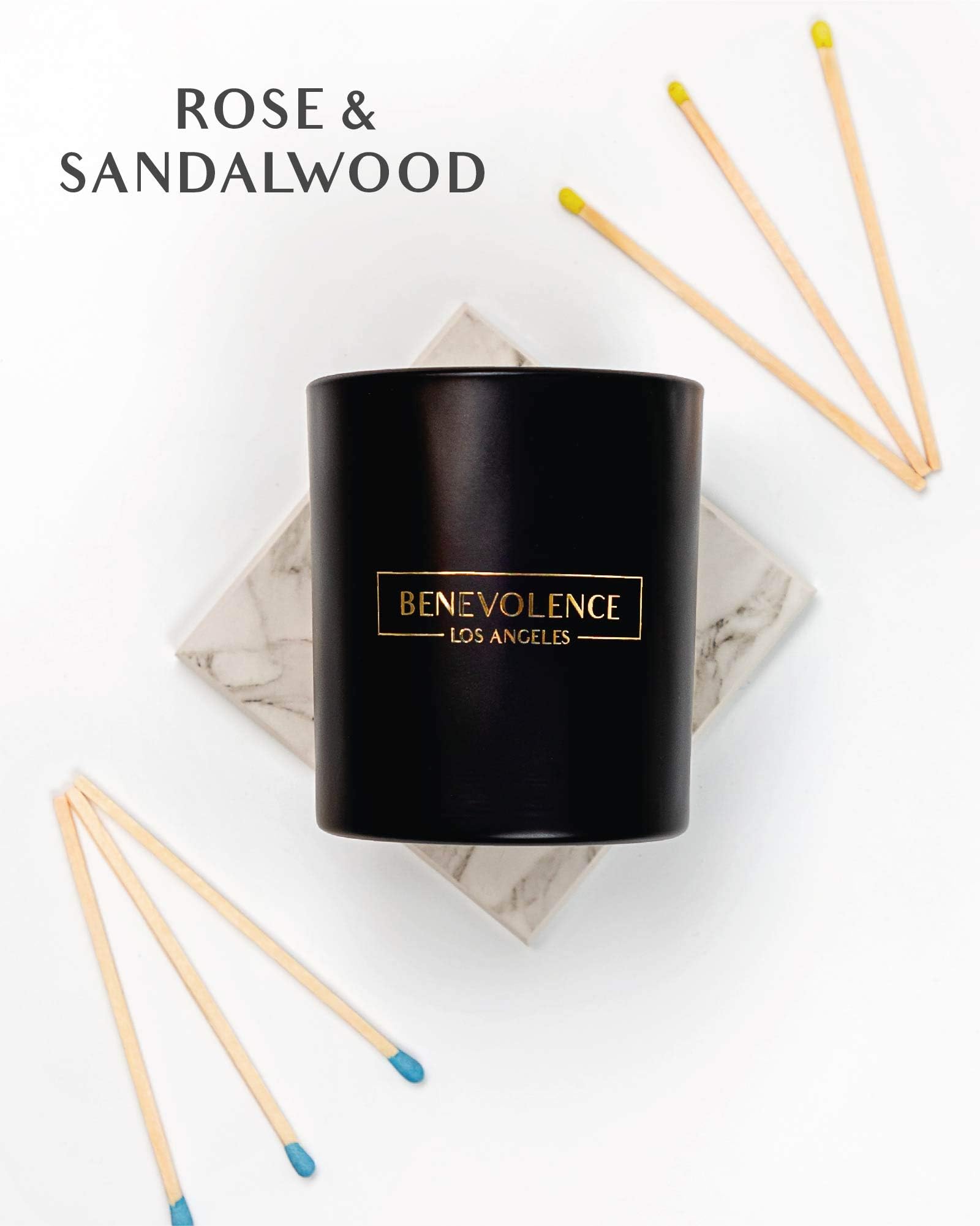 Bougie Benevolence LA noir design, apportant une touche d'élégance à votre intérieur.
