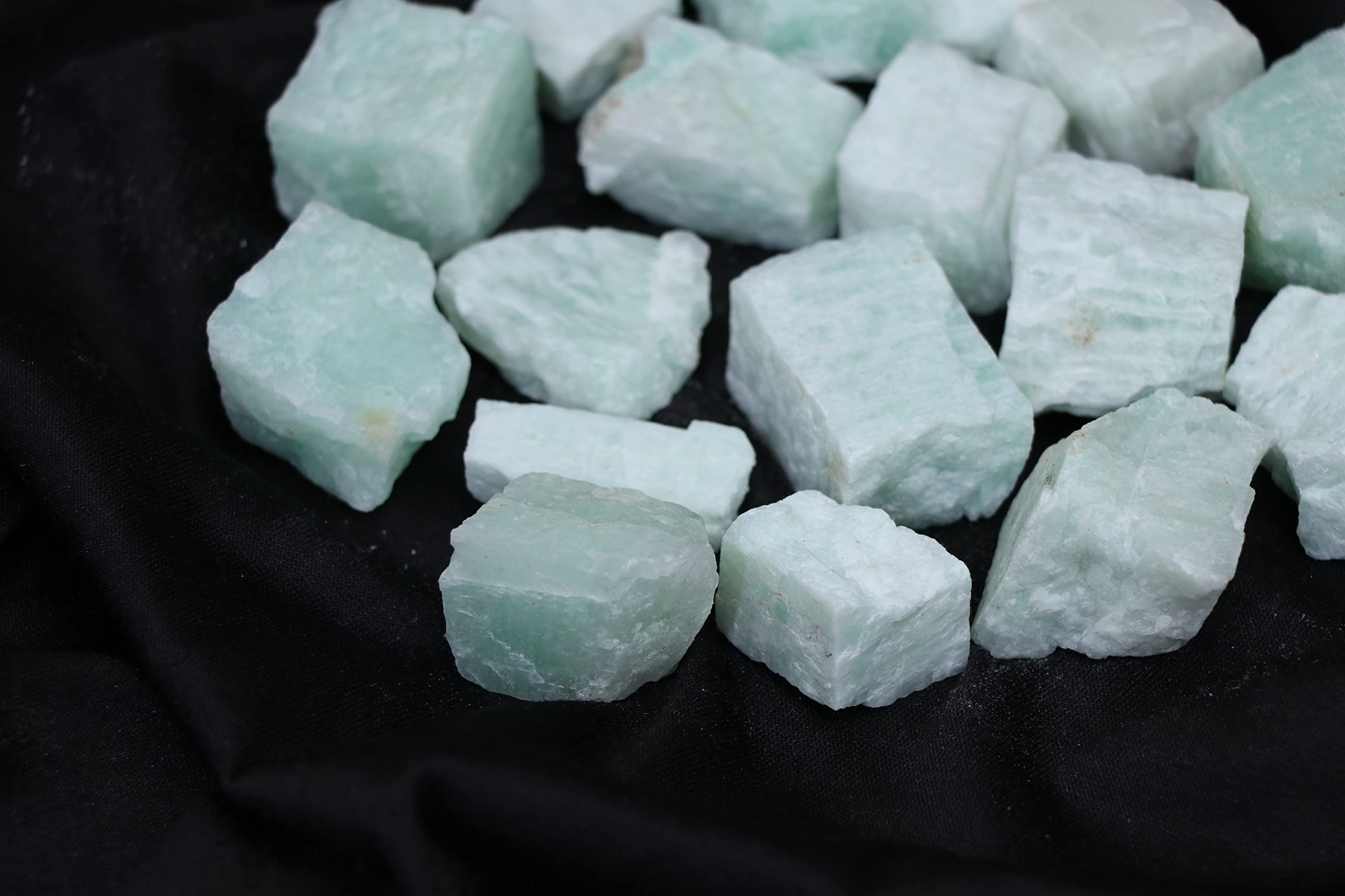 BEZAVO Amazonite brut: décor de bureau ou salon avec pierres naturelles.