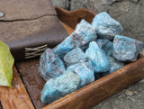 BEZAVO apatite bleue brute — gros plan couleur et texture