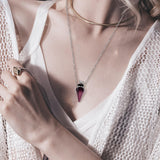 Collier-bouteille-huile-violet Biiange, adaptable à toutes les tenues.