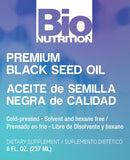 Bio Nutrition huile nigelle: versement facile sur cuillère pour dosage précis.