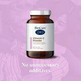 BIOCARE Vitamine C en poudre : texture fine prête à se dissoudre dans une boisson.