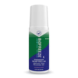 Biofreeze roll-on Nuit appliqué sur le genou pour un soulagement frais.