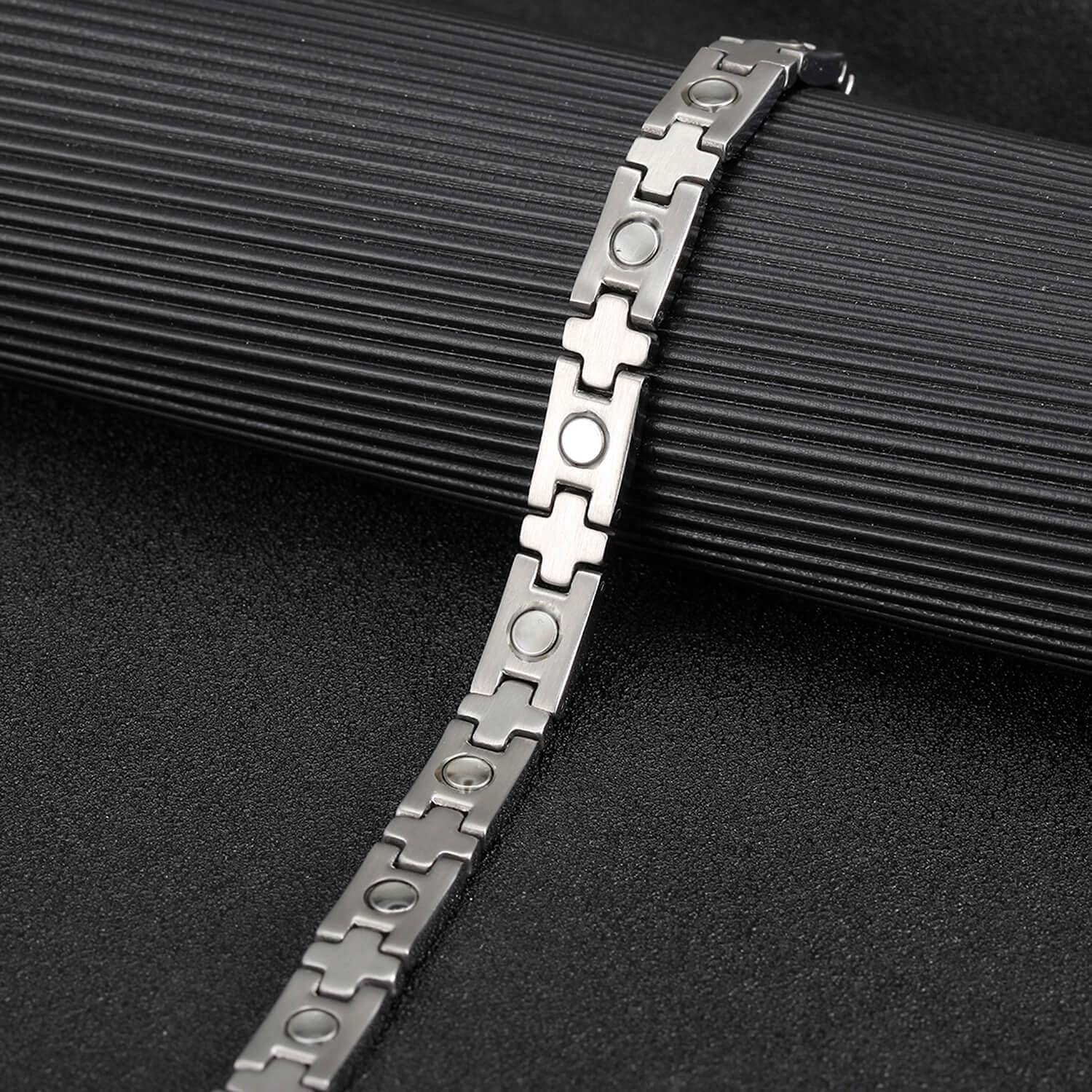 BioMag bracelet magnetique conserve son élégance du matin au soir.