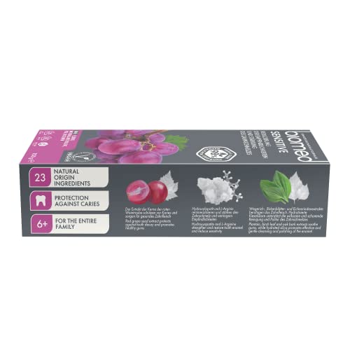 Biomed Dentifrice Sensitive lors du brossage quotidien pour soin ciblé.