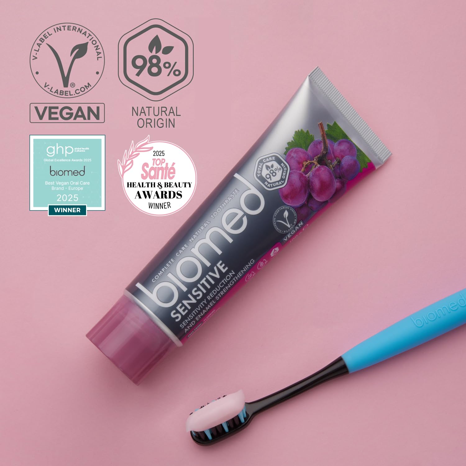 Biomed Dentifrice Sensitive fait resplendir les dents après le brossage.