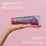 Biomed Dentifrice Sensitive emballage élégant et pratique sur le comptoir.