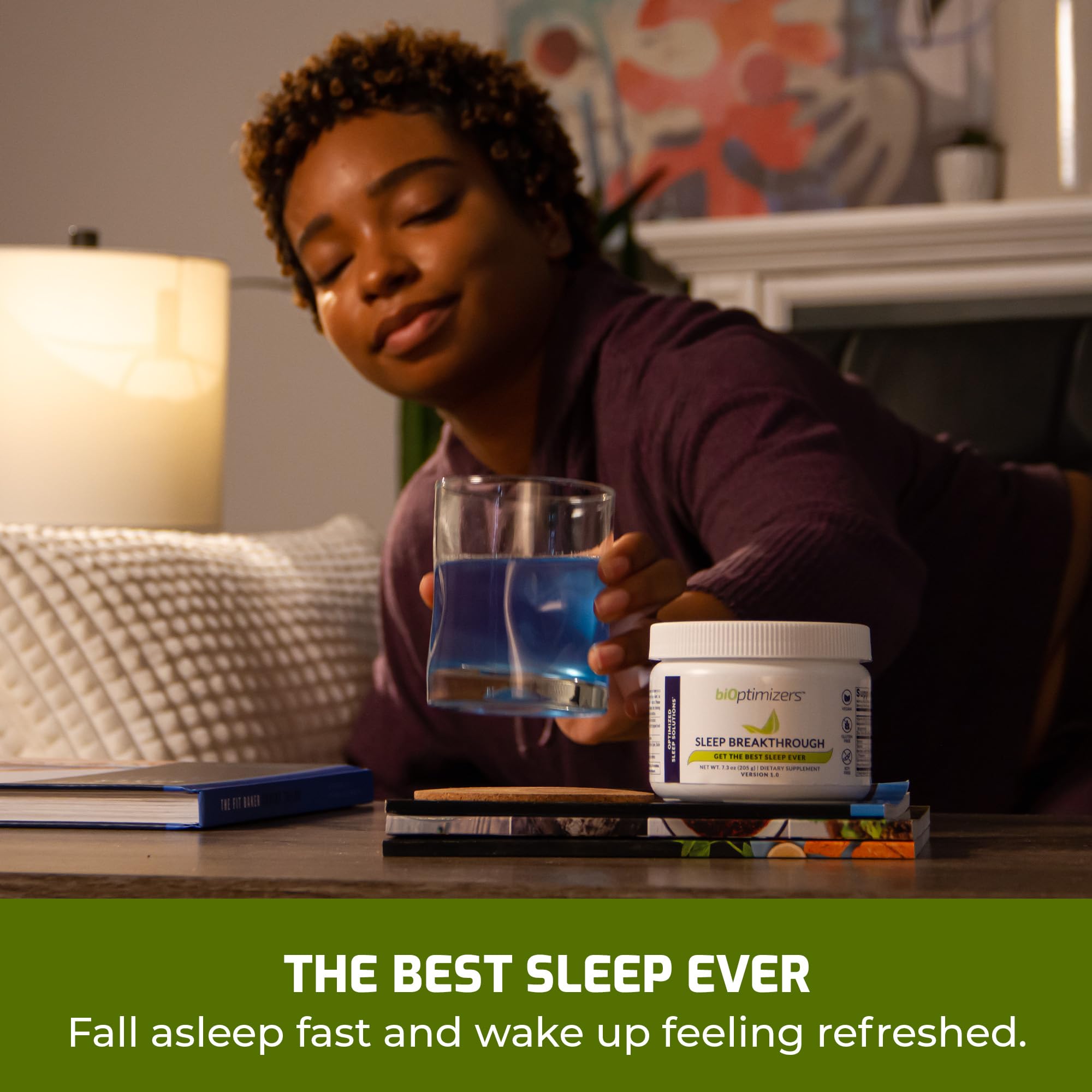 BIOptimizers Sleep Breakthrough poudre bleu-berry-dreams prête à être mélangée dans un verre.