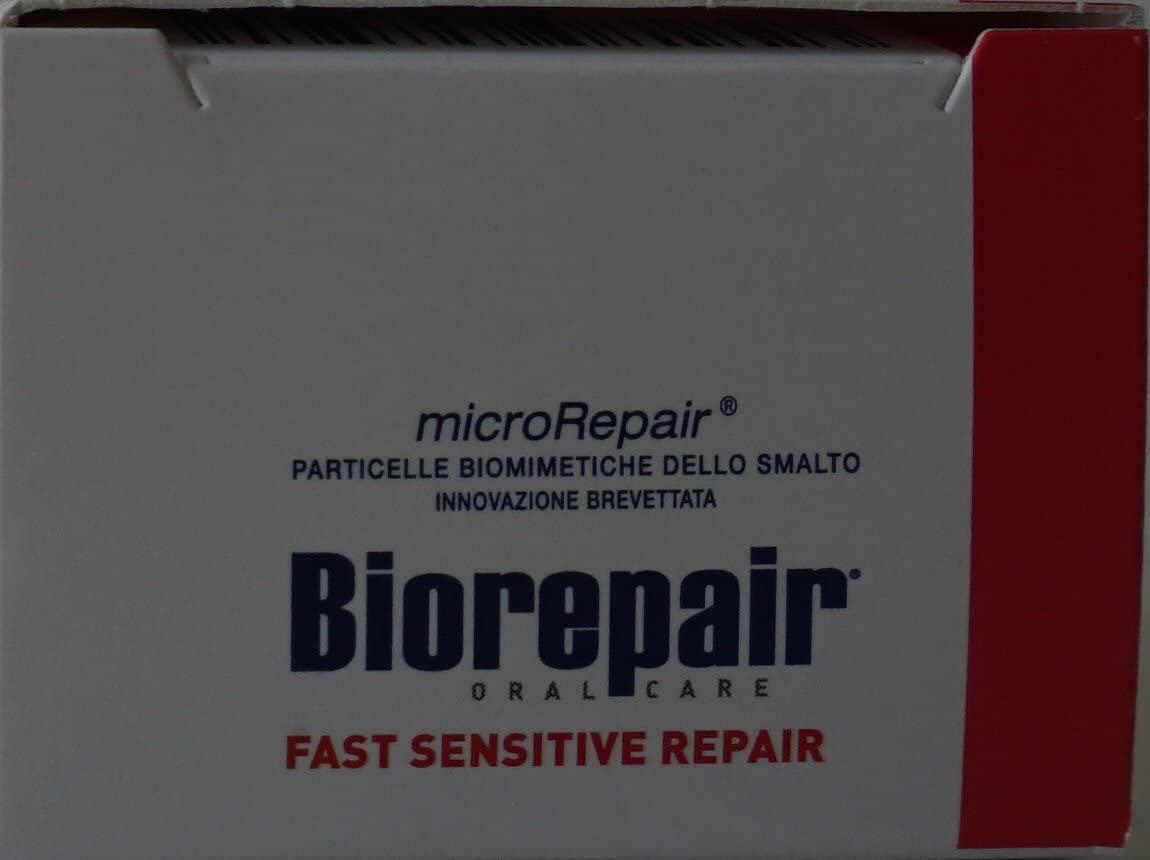 Biorepair: sourire frais après le brossage avec dentifrice fiable.