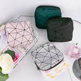 Pochette Bisanzoya portable – dimensions 13x13x4 cm, idéale pour sac à main.
