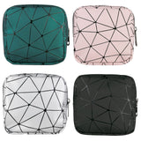 Pochette Bisanzoya de rangement pour protections hygiéniques – ensemble quatre pièces, discrétion garantie.