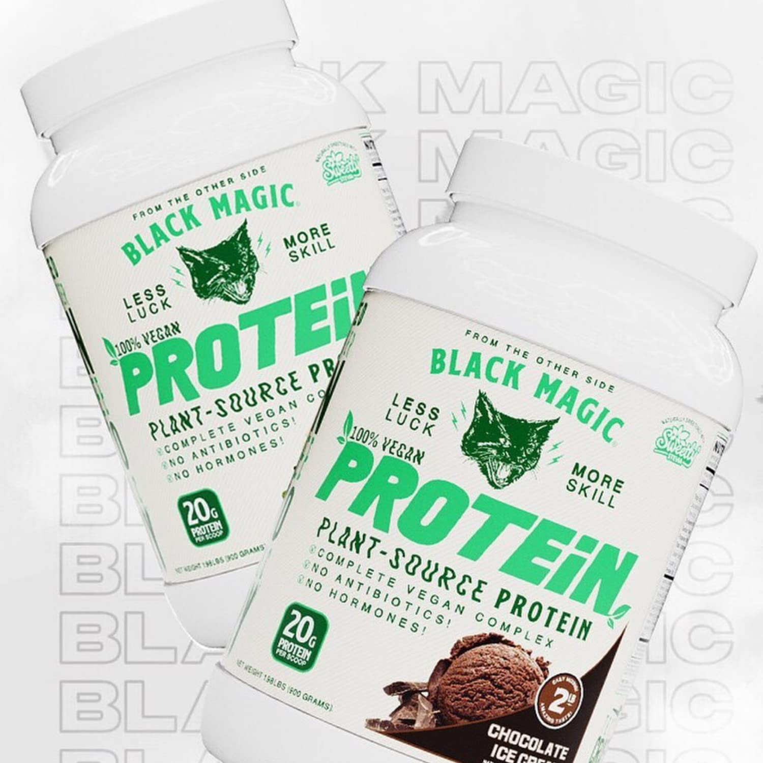 Dosette incluse avec poudre Black Magic vanille crème glacée sur plan de travail