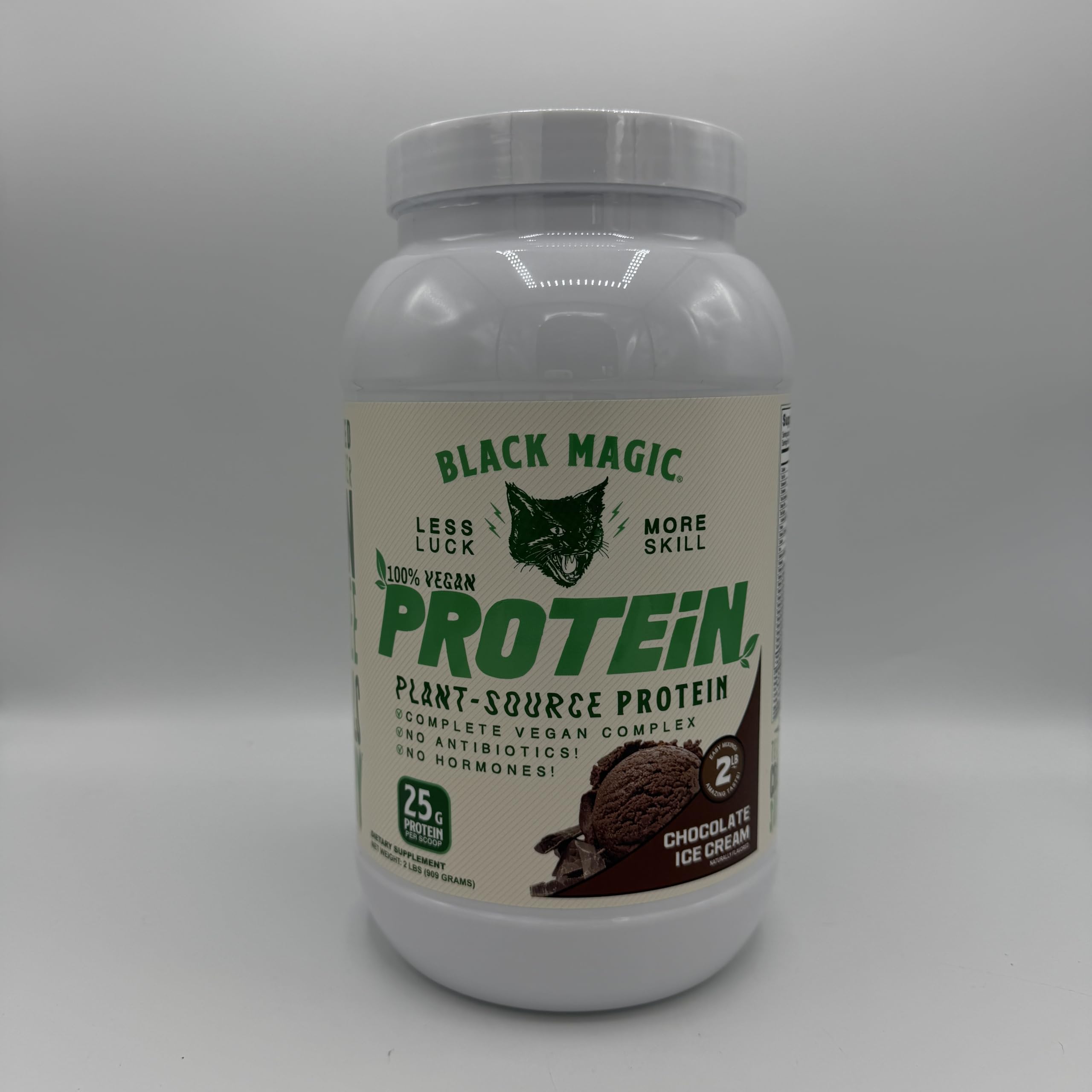 Dose de protéine végétale Black Magic pour récupération après l’entraînement.