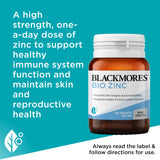 Logo Blackmores sur la bouteille, signe de qualité et fiabilité.