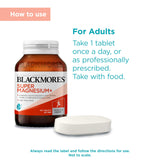 Prise quotidienne des comprimés Blackmores Super Magnesium Plus avec verre d'eau.