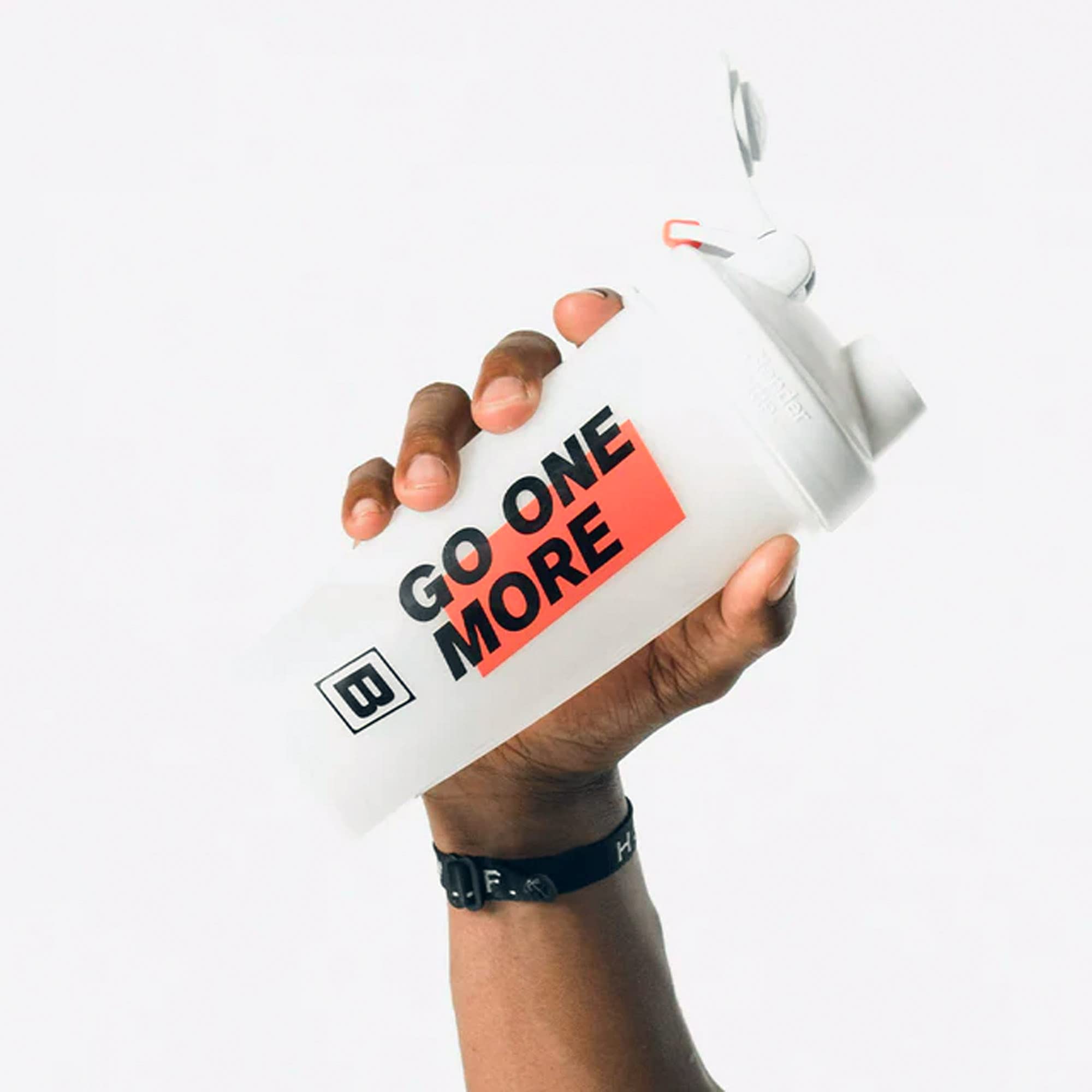 Gourde-mélangeur BlenderBottle officielle blanche, parfaite pour mélanger protéines et compléments