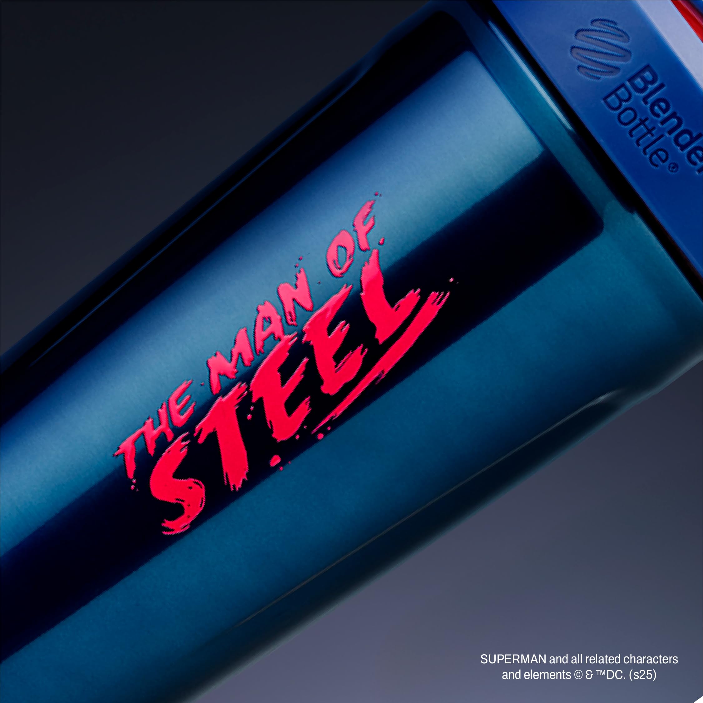 BlenderBottle Superman Sport gobelet mélangeur, mesures internes visibles facilitant les dosages