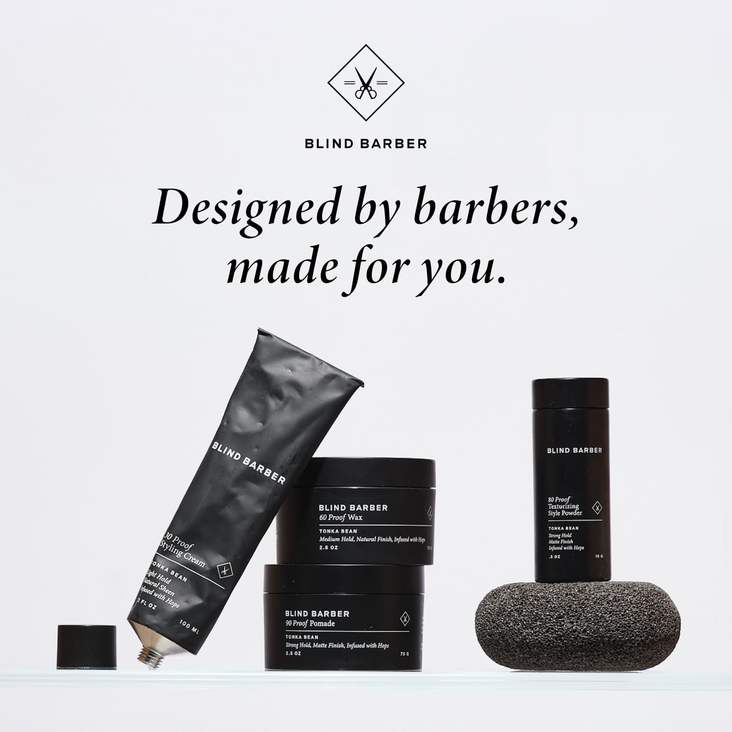Bougie Blind Barber Tompkins allumée, idéale pour des moments de détente.