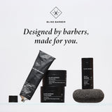 Bougie Blind Barber Tompkins allumée, idéale pour des moments de détente.