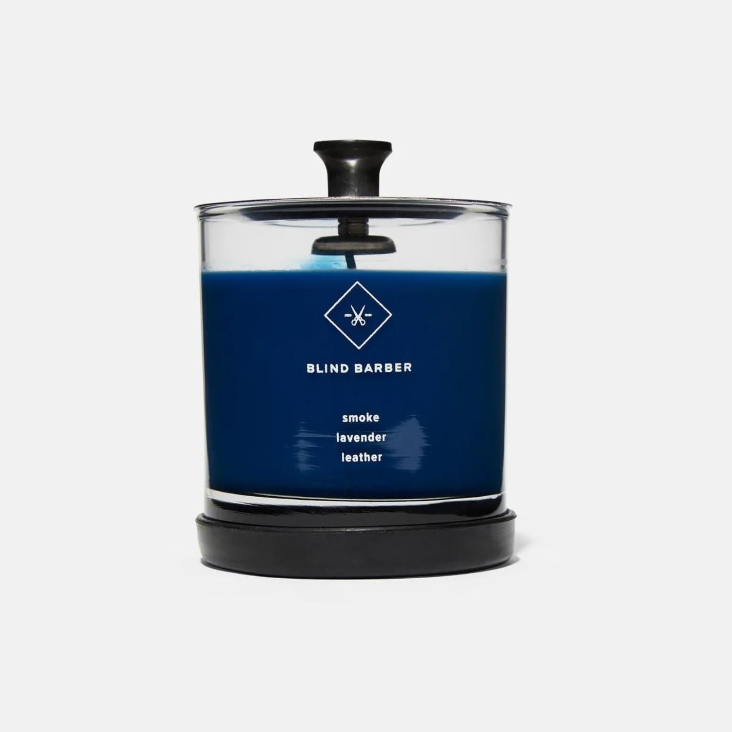 Détail lavande subtil sur la bougie Blind Barber Tompkins, atmosphère apaisante.