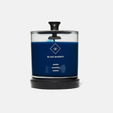 Détail lavande subtil sur la bougie Blind Barber Tompkins, atmosphère apaisante.