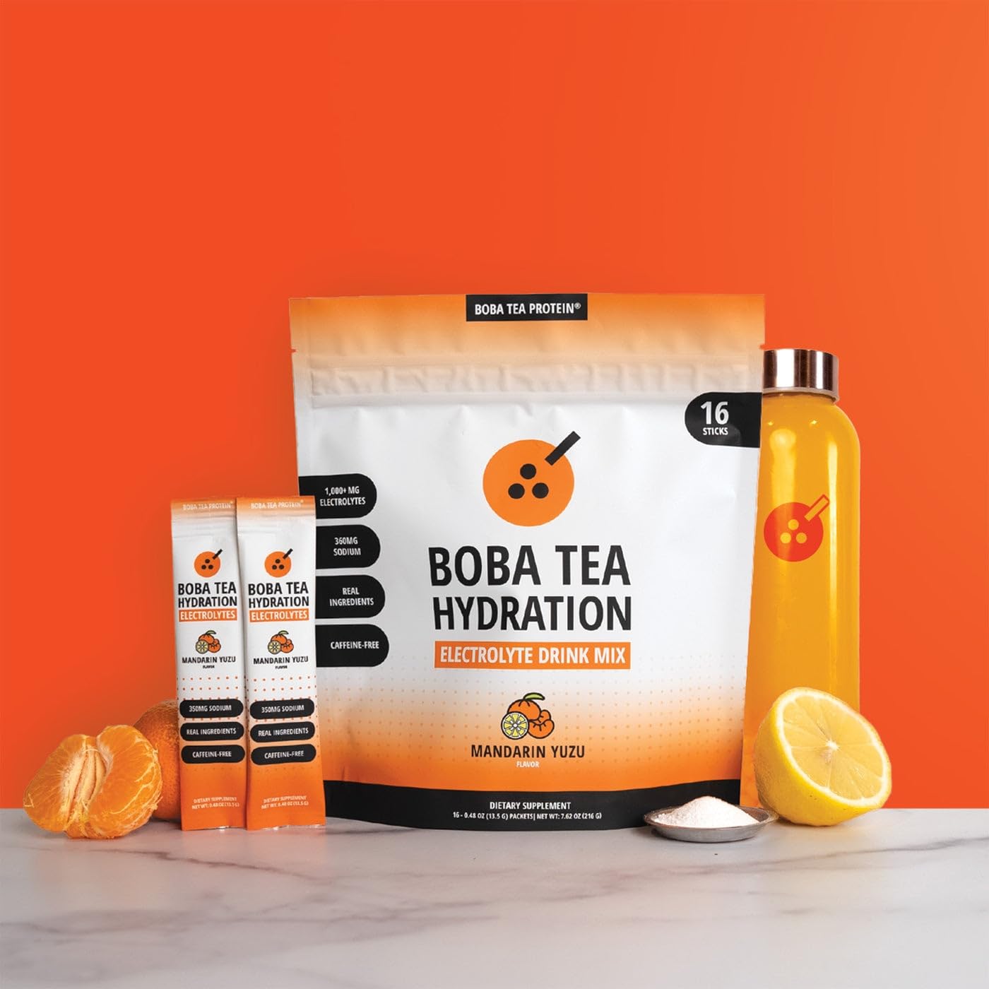 Sachet ouvert Boba Tea Protein révèle la poudre Mandarin Yuzu prête.