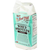 Bob's Red Mill whey protéine concentrée dans un verre-mélange pour smoothie facile.