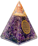 Pyramide orgone en améthyste de Bombay Crystals Export pour méditation et clarté.