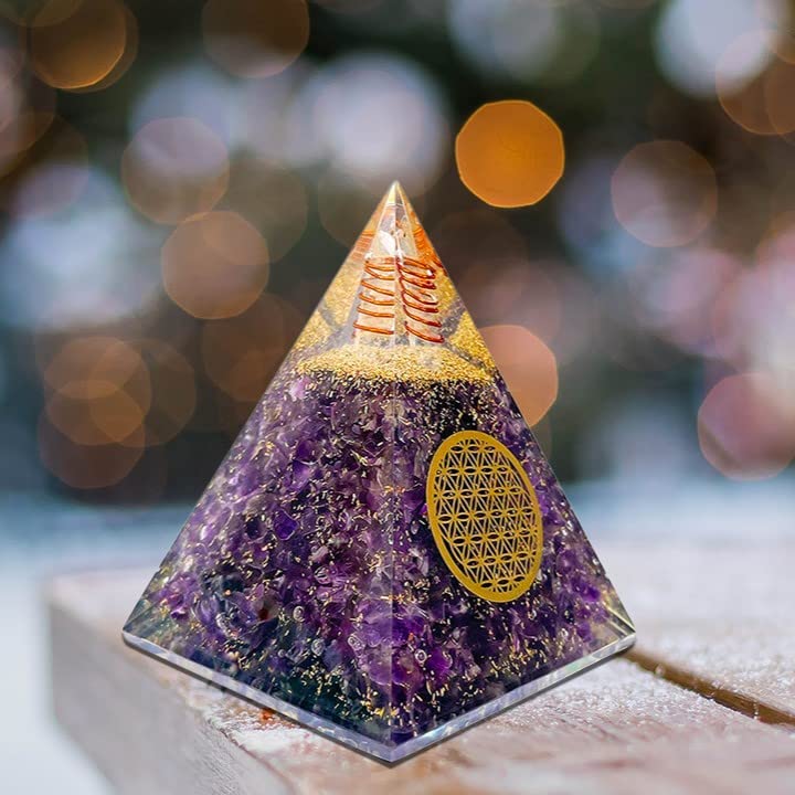 Pyramide orgone Bombay Crystals Export sur autel ou bureau, énergie inspirante.