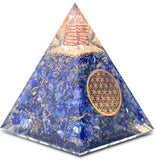 Orgone Pyramide du Succès par Bombay Crystals Export avec lapis-lazuli et clarté de communication
