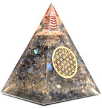 Pyramide orgonite Bombay Crystals Export, Fleur de Vie et labradorite sur bureau pour énergie positive.