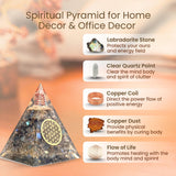 Pyramide orgonite Bombay Crystals Export, labradorite lumineuse, ambiance apaisante au salon.