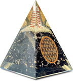 Pyramide orgone en shungite de Bombay Crystals Export avec quartz et cuivre pour centrer l'espace.