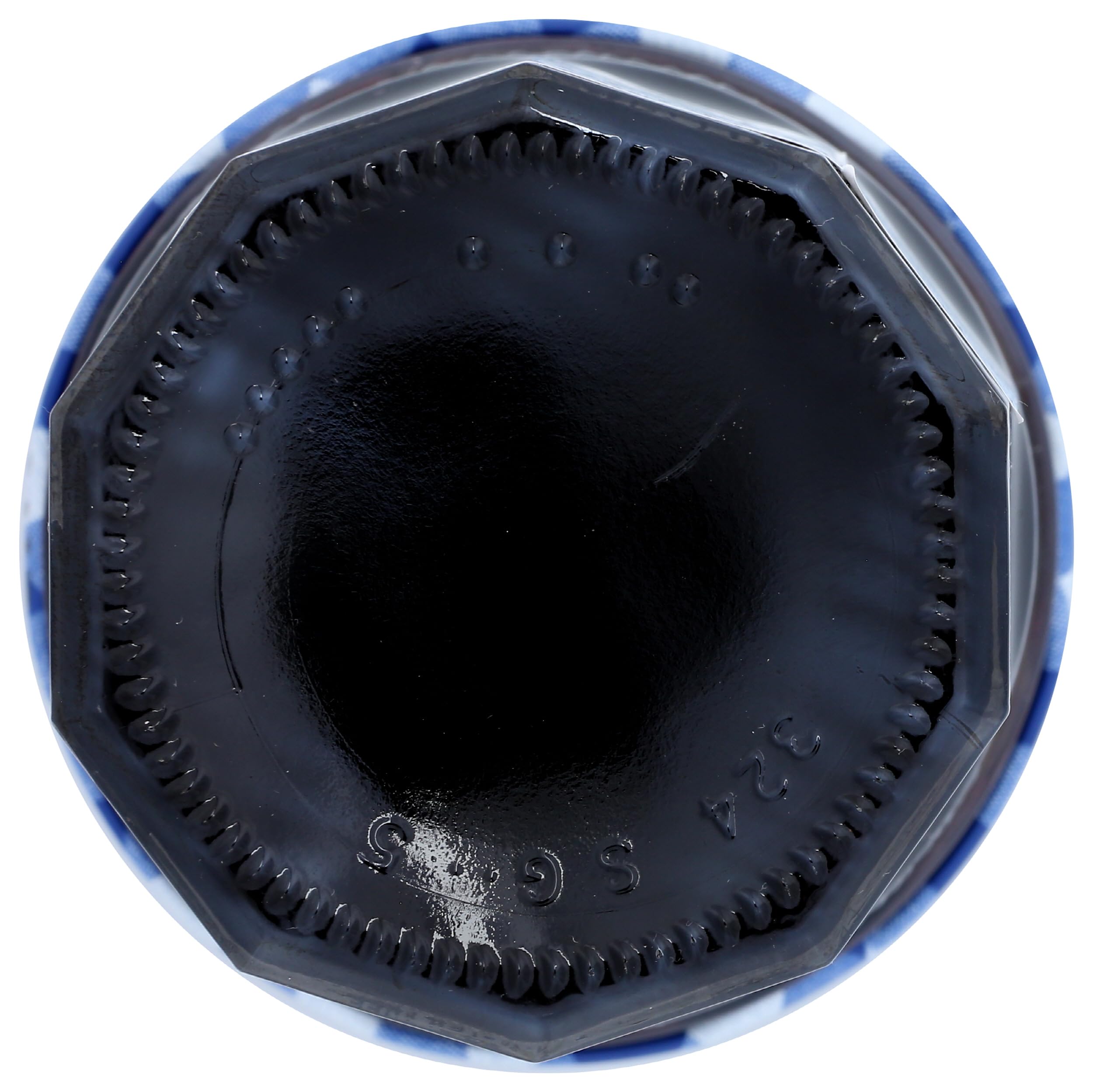 Dessert ou pâtisserie décoré avec gelée cassis noir, ambiance conviviale.